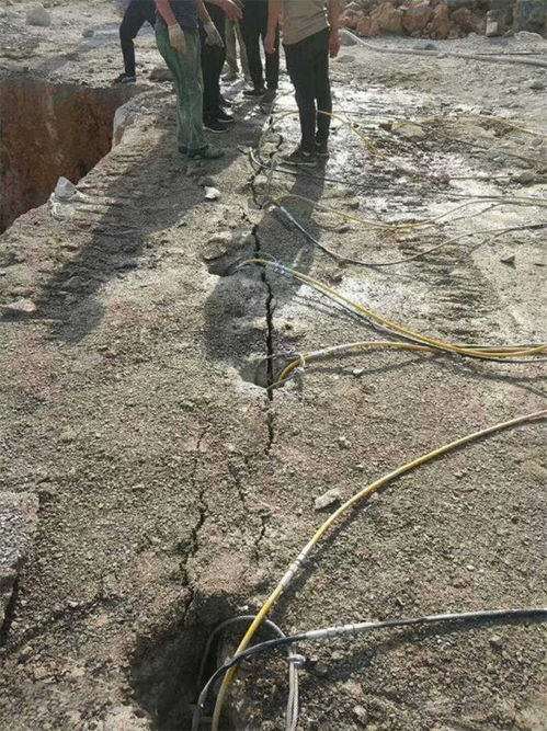 建筑基礎土石方工程中專用破石機械的名稱與規格解析